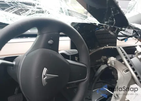 2024 Tesla Model Y Long Range Dual Motor All-Wheel Drive z USA, uszkodzony, nr VIN 7SAYGAEE3RF212921